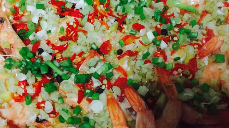 自制蒜蓉蒸虾,虾蒸好后取出淋上做好的蒸鱼汁撒上葱花就可以了