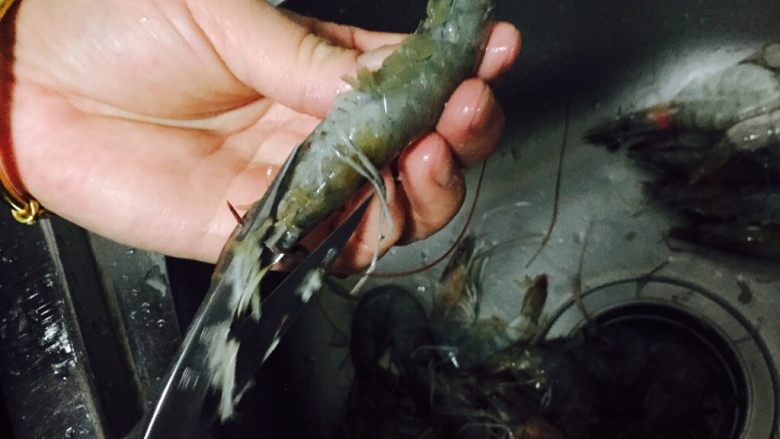 自制蒜蓉蒸虾,剪掉虾须后把虾背和虾腹剪开，剔出虾线