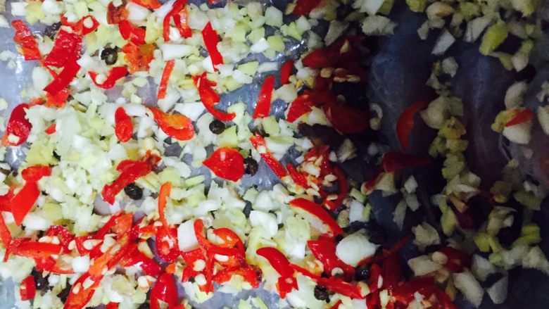 自制蒜蓉蒸虾,将小米椒、姜未、蒜末、花椒均匀地撒在虾的表面