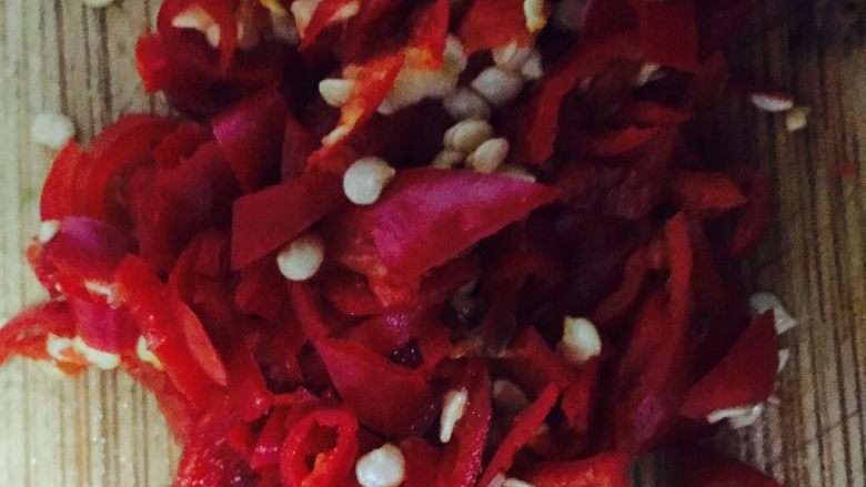 自制蒜蓉蒸虾,<a style='color:red;display:inline-block;' href='/shicai/ 82'>小米椒</a>冼干净后切碎备用