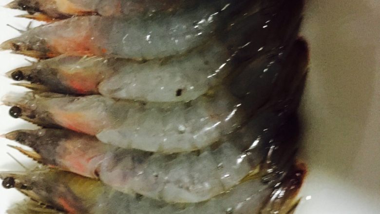 自制蒜蓉蒸虾,清理好的虾抹上少许盐、<a style='color:red;display:inline-block;' href='/shicai/ 718'>料酒</a>、<a style='color:red;display:inline-block;' href='/shicai/ 720'>胡椒粉</a>摆放在盘中，盘中先抹些食用油，放上<a style='color:red;display:inline-block;' href='/shicai/ 700'>花椒</a>、姜末、葱段，再将虾放在上面