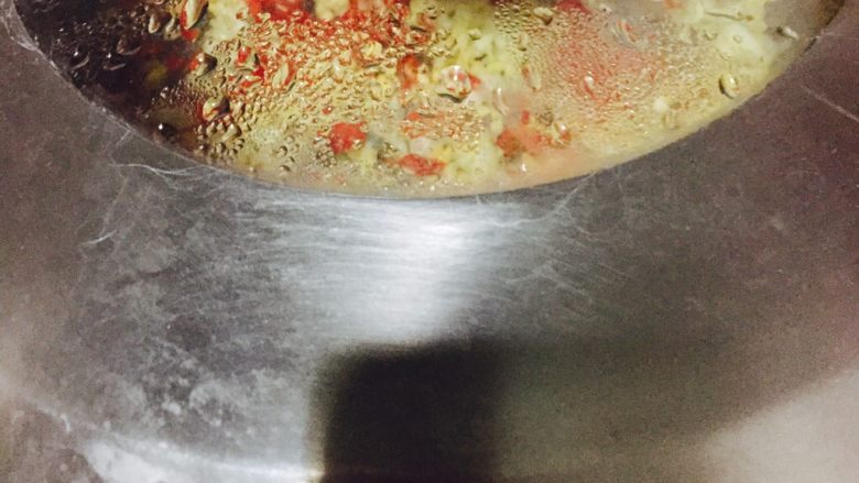 自制蒜蓉蒸虾,将蒸锅里掺满水，大火烧开后将虾放入锅中蒸1-2分钟就好了