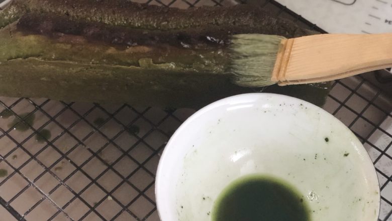 抹茶磅蛋糕,烤蛋糕的同时制作抹茶糖浆,水加糖煮开后,关火加入过筛的抹茶粉,搅拌均匀。蛋糕烤好趁温热的时候,四周和裂口处都刷满糖浆。放凉后,包好保鲜膜入冰箱冷藏过夜,可以保存1到2周。