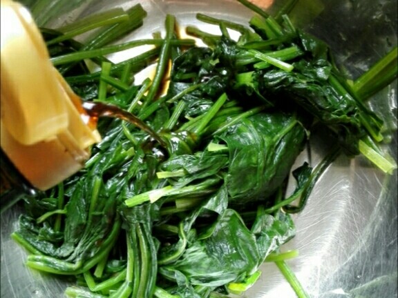 凉拌果仁菠菜,沥过水的菠菜中加入生抽、醋