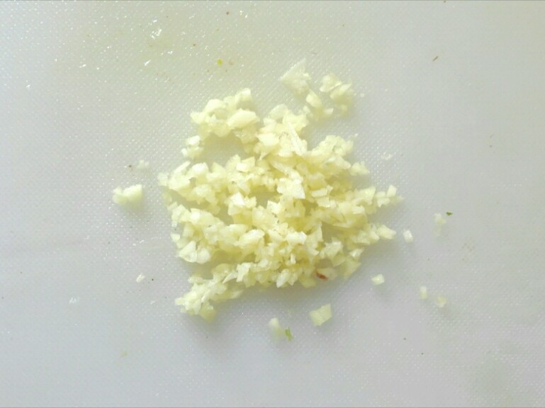 凉拌果仁菠菜,大蒜切末
