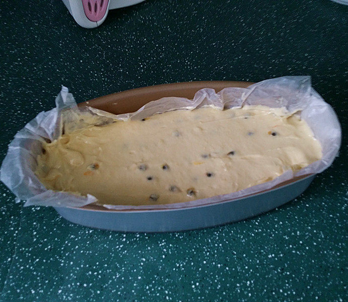 百香果磅蛋糕,倒入垫有油纸的模具中,有专用磅蛋糕模具烤出来的效果最好、没有就跟我一样就乳酪模具也行