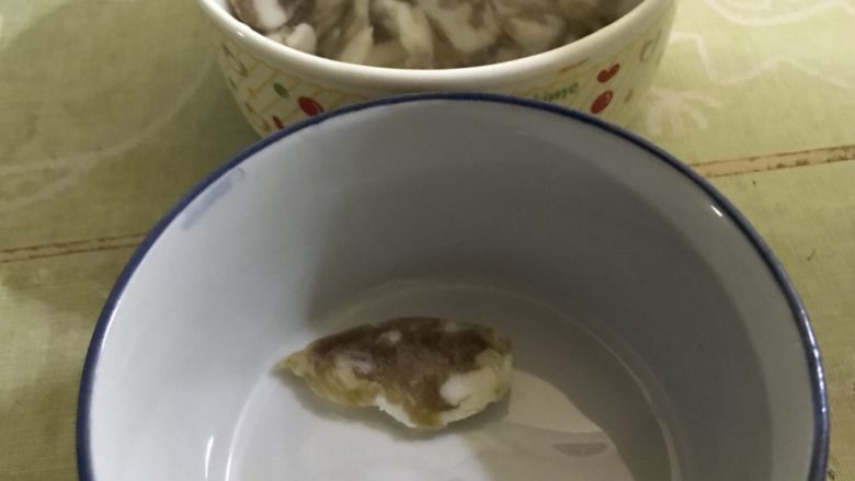 蛋蒸香肠,捞出另一只碗内