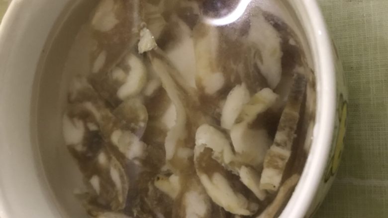 蛋蒸香肠,泡水洗干净
