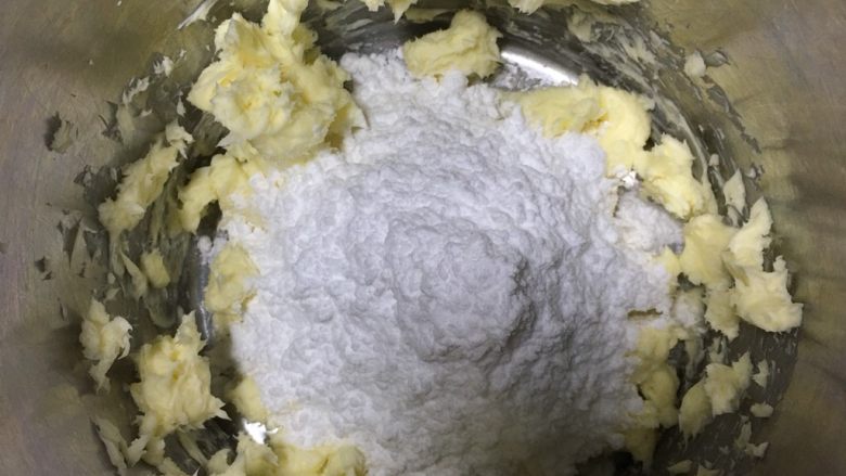 梦幻冰淇淋曲奇,电动打蛋器打散加入糖粉,先用刮刀混合均匀,防止一会飞粉
