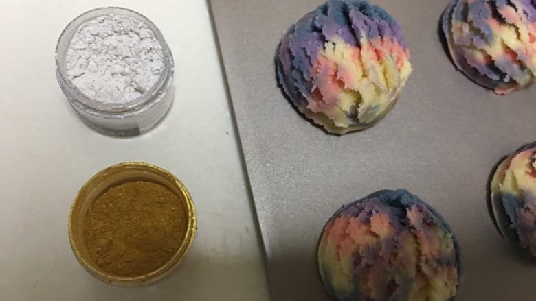 梦幻冰淇淋曲奇,取可食用金粉和银粉,轻轻刷在表面
