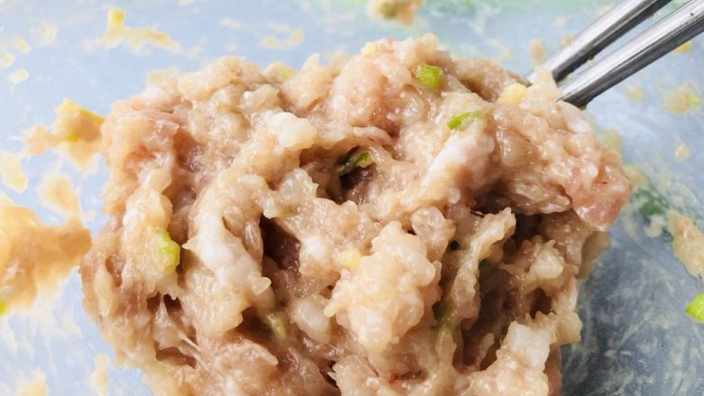 虾肉香菇盏,顺一个方向搅拌均匀至上劲,充分拌匀,作为馅料待用!