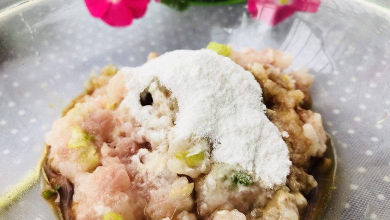 虾肉香菇盏,加入适量淀粉,会使肉更加滑嫩