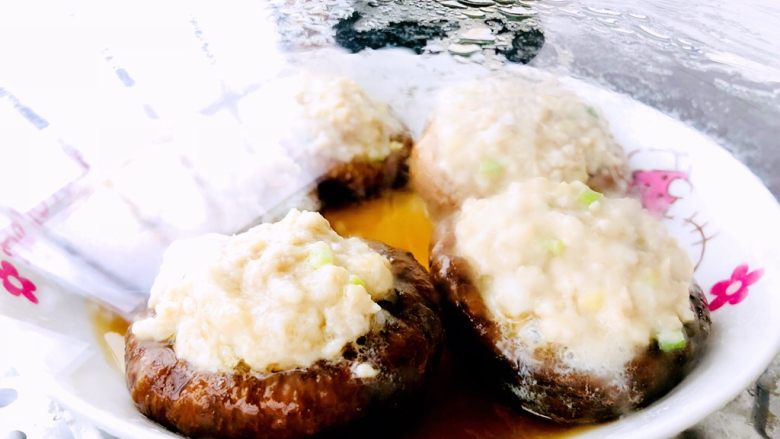 虾肉香菇盏,虾肉变色咯,就熟了可以关火