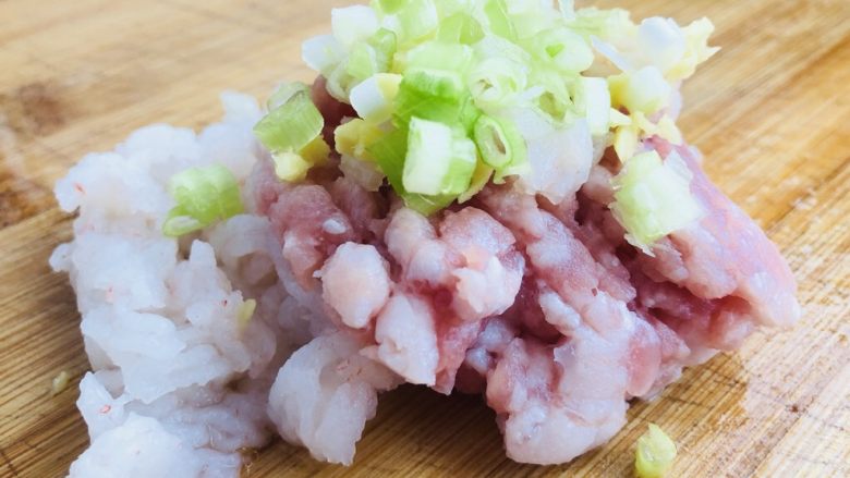 虾肉香菇盏,肉末,<a style='color:red;display:inline-block;' href='/shicai/ 1643'>虾肉</a>加入葱姜细剁一下