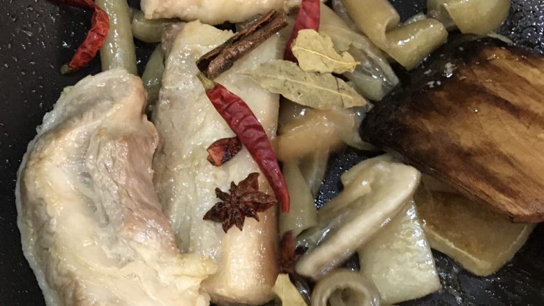 红烧肉,将洗好的香料加入,炒出香味。