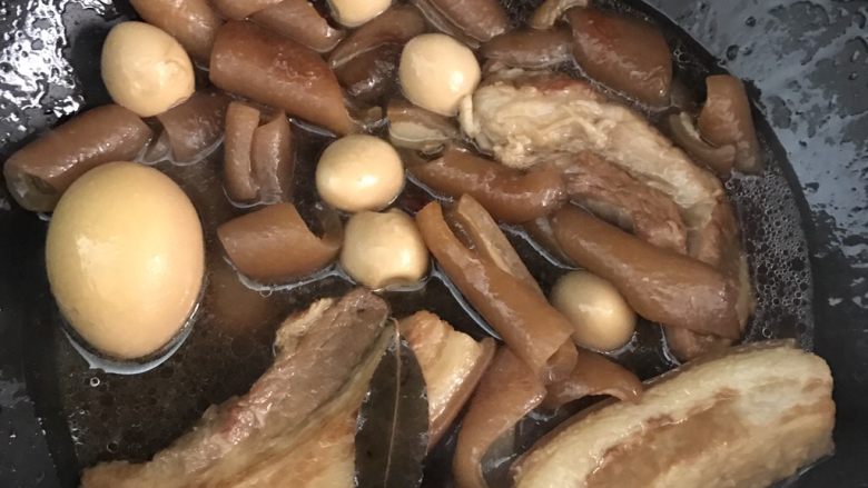红烧肉,将煮好得五花肉,猪皮倒入炒锅中,收汁,这样肉质会更绵柔好吃。