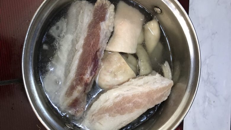 红烧肉,将<a style='color:red;display:inline-block;' href='/shicai/ 428'>五花肉</a>，<a style='color:red;display:inline-block;' href='/shicai/ 415'>猪皮</a>清洗干净。焯水。洗干净血沫