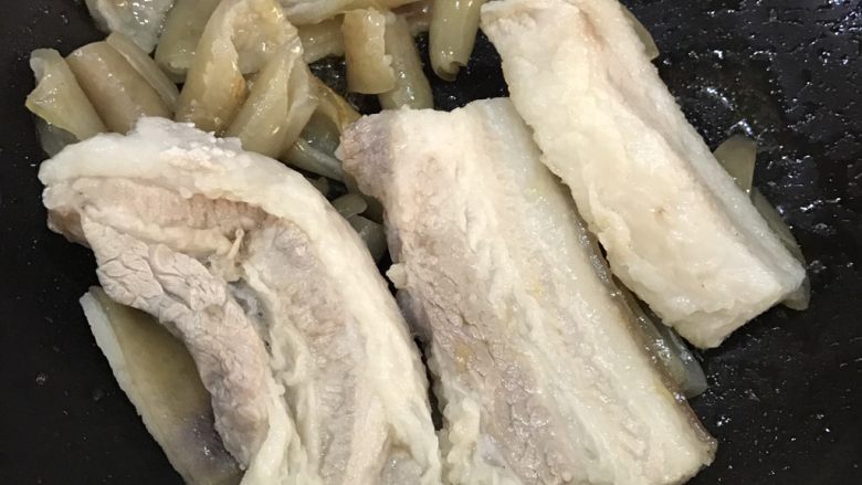 红烧肉,将猪皮,五花肉倒入,炒出糖色。