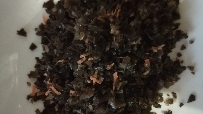 胡萝卜鸡蛋素馅饼,木耳凉水或温水泡发,焯水,剁碎。