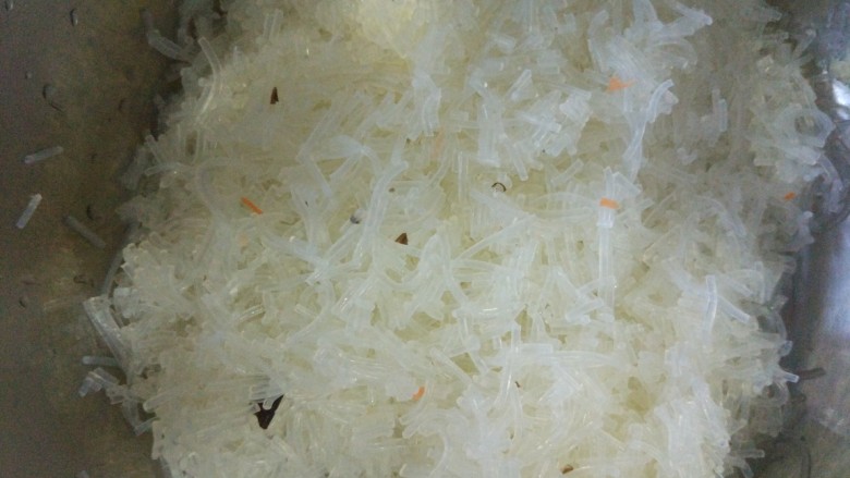 胡萝卜鸡蛋素馅饼,粉丝凉水泡软,焯水至熟。切断。