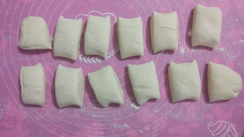 胡萝卜鸡蛋素馅饼,醒好的面团不要再用力揉,轻微整形等分成12个剂子。