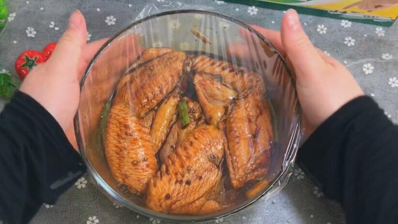 蜜汁烤翅,保鲜膜包好 腌制一夜(2小时也可以)