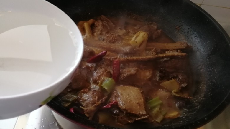 啤酒烧大鹅土豆,开锅后加三碗水盖锅盖开始炖大鹅,需要一个半小时左右。