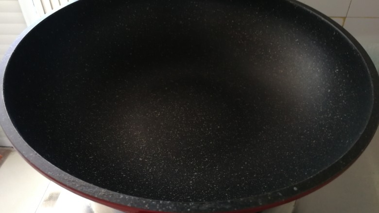啤酒烧大鹅土豆,开火把锅烧热(不放油),