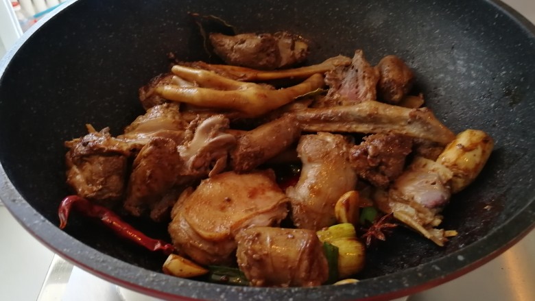 啤酒烧大鹅土豆,加糖,盐,红烧酱油翻炒