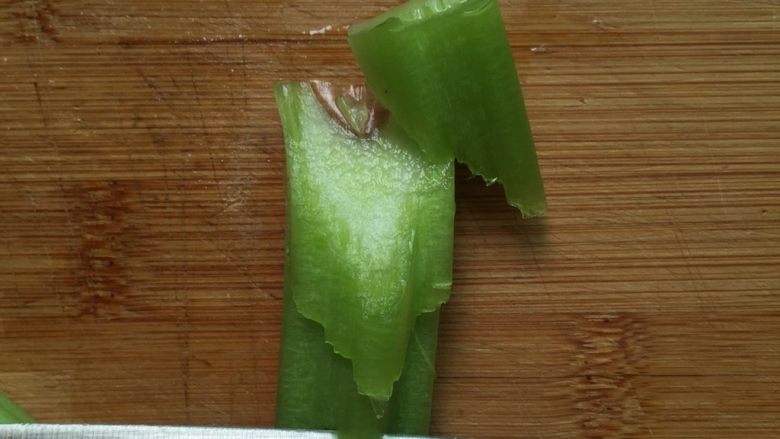 腊肉炒芥菜,如图所示:斜着切成片状