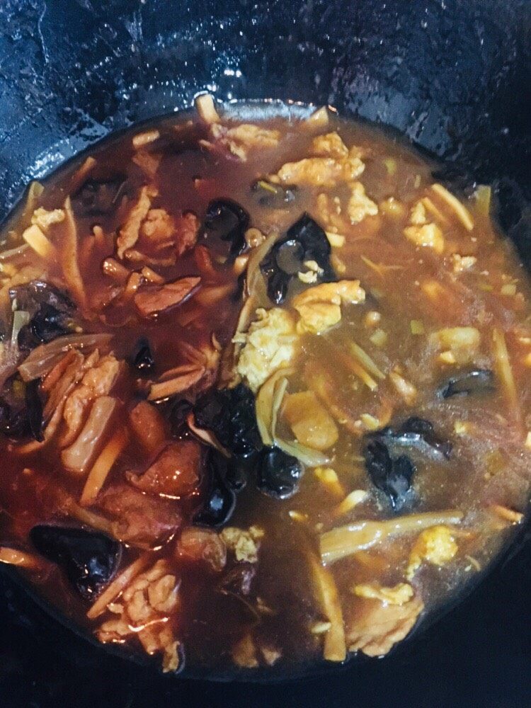 天津打卤面,关火，放入鸡精，随后淋入香油。完成。