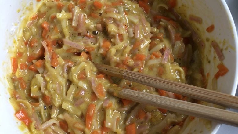鸡蛋面条饼,用筷子混合搅拌均匀
