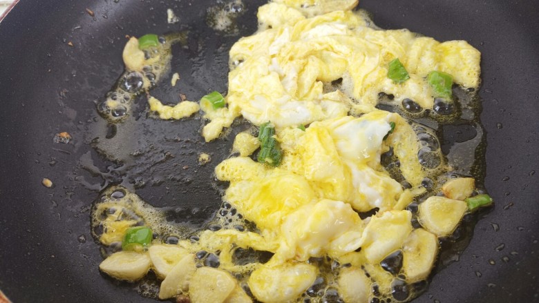 鸡蛋炒黄瓜片,先把鸡蛋炒熟