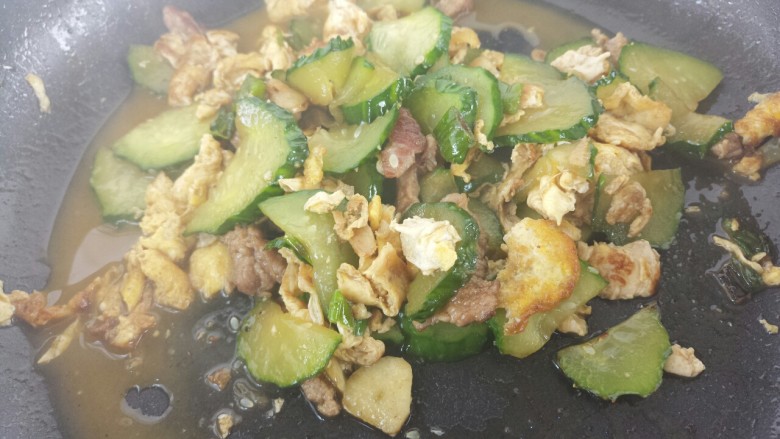 鸡蛋炒黄瓜片,炒匀,可以出锅了