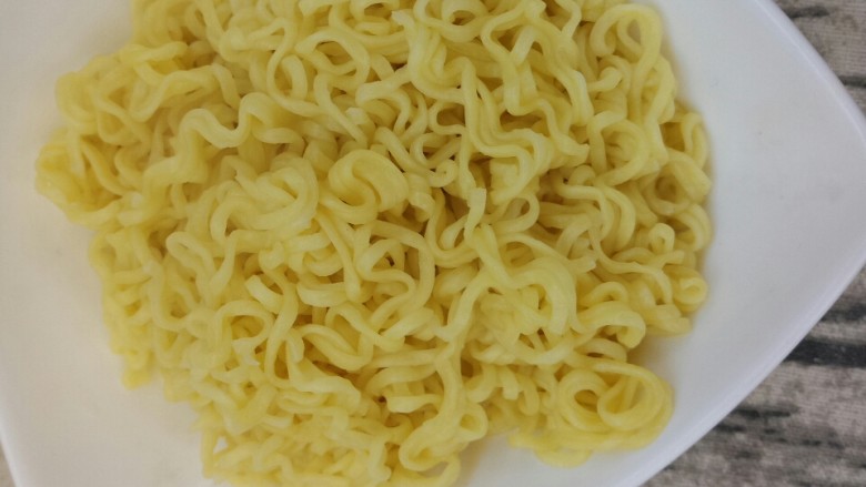 鸡蛋炒面,这是煮好的方便面