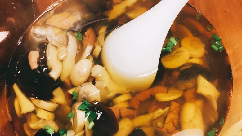 菌菇腰花汤,准备出锅啦,洒入葱花,猪腰的异味基本没有,很是鲜美。