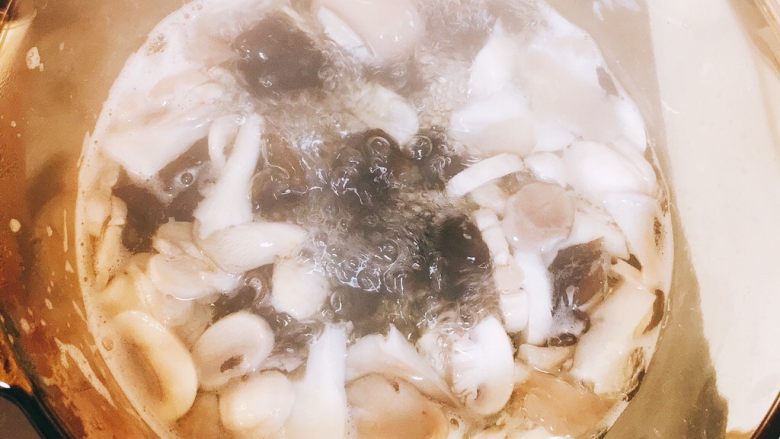 菌菇腰花汤,菌锅汤尝一口,很是鲜美。