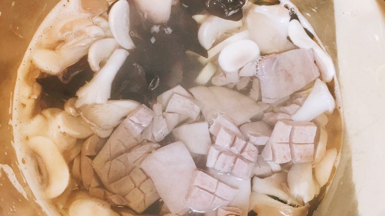 菌菇腰花汤,放入腰花,放入适量的盐,白胡椒粉和少许的黄酒,煮开即可出锅。