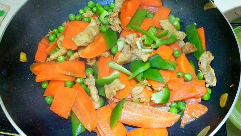 胡萝卜炒豌豆,最后加入青椒,翻炒片刻。
