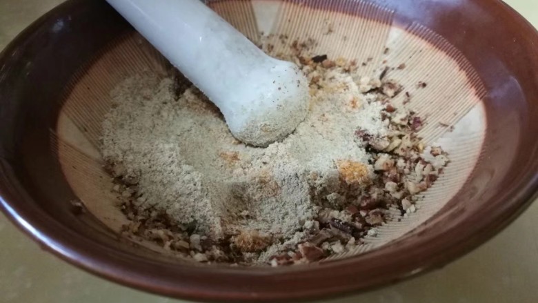 健脾瘦身早餐 茯苓山药土豆泥,取研钵将核桃研细,加入炒过的茯苓山药粉
