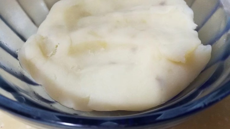 健脾瘦身早餐 茯苓山药土豆泥,倒入容器中