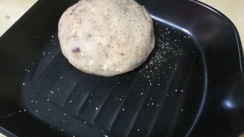 健脾瘦身早餐 茯苓山药土豆泥,用手捏成团,撒上胡椒粉