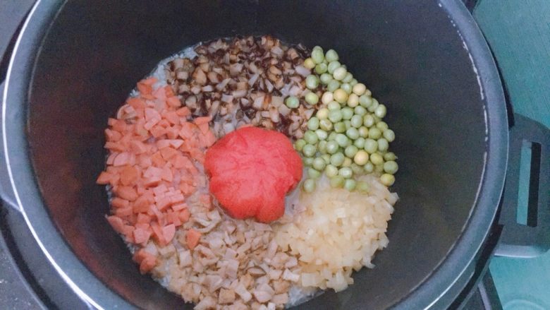 一只番茄饭(进阶版),将所有材料放入电饭锅中摆好