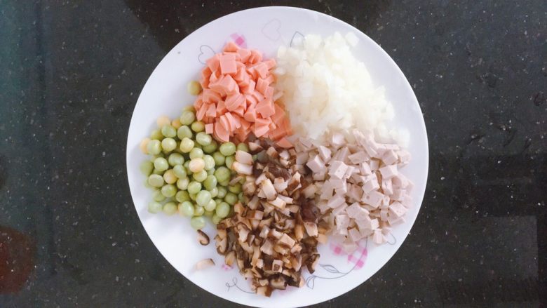 一只番茄饭(进阶版),香菇切丁和豌豆一起码在盘中(这一步完全是为了好看😂)