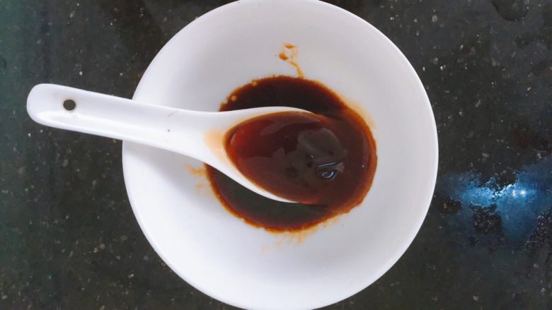 一只番茄饭(进阶版),加入一茶匙<a style='color:red;display:inline-block;' href='/shicai/ 721'>蚝油</a>