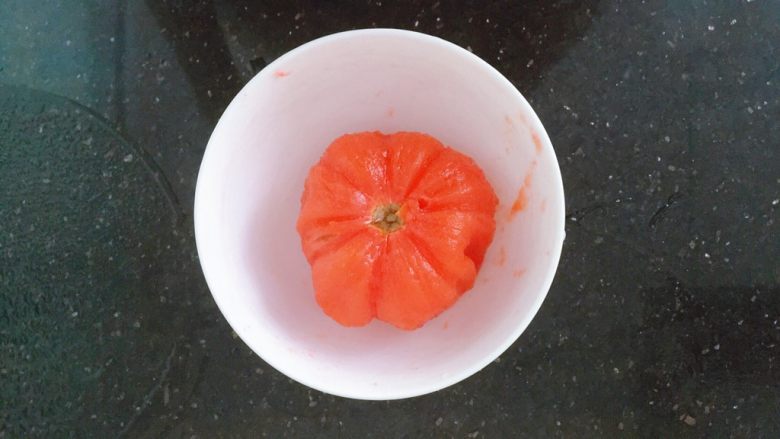 一只番茄饭(进阶版),番茄去皮(本人不爱吃番茄皮,不介意的这一步可以省略)