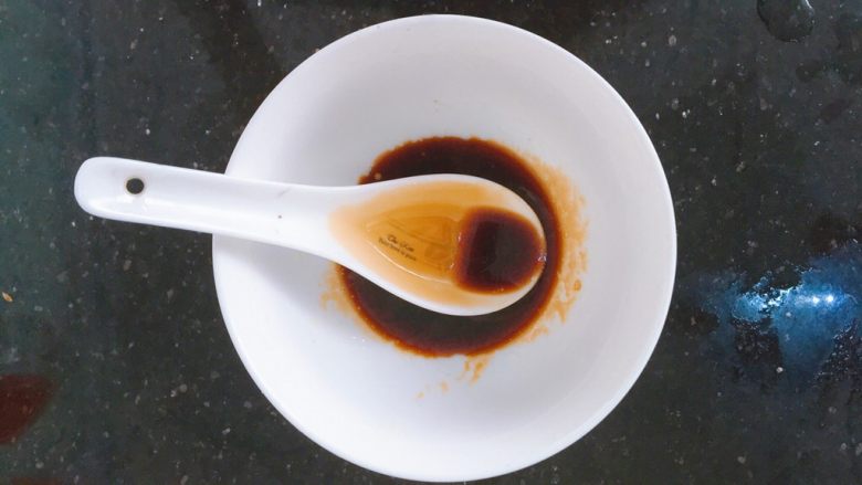 一只番茄饭(进阶版),调酱汁:取一个碗。加入一茶匙<a style='color:red;display:inline-block;' href='/shicai/ 788'>生抽</a>