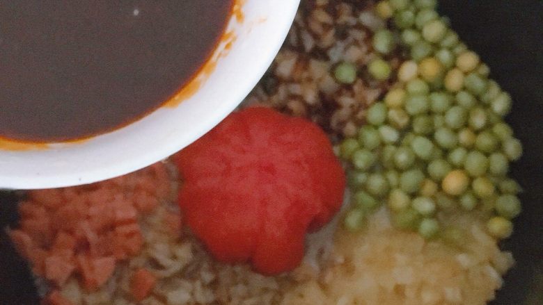 一只番茄饭(进阶版),最后淋在上面,盖上锅盖按煮饭键