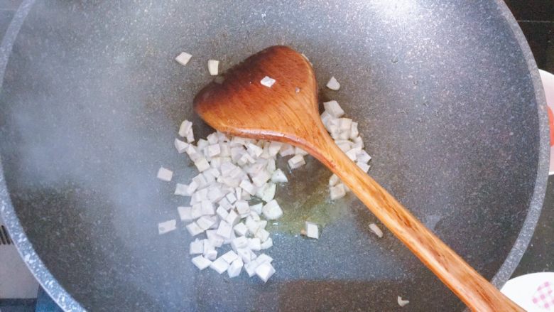 一只番茄饭(进阶版),将香菇沥干油捞起,再放入肉饼煎一下
