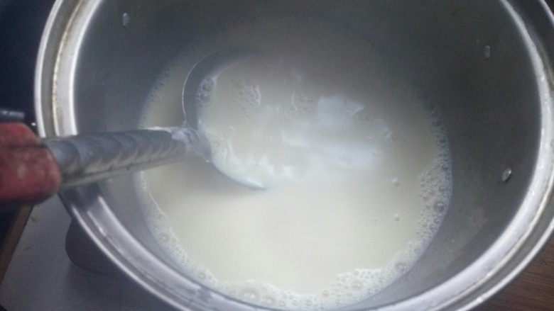鲜嫩爽滑的豆腐脑,豆浆煮好后关火，冷却30秒到1分钟的时间。然后把豆浆沿着容器边缘缓缓倒入，由慢到快，拿勺子搅拌一下